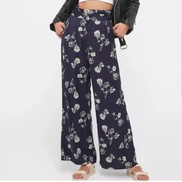 Urban Outfitters Diane Floral Paperbag Wide Leg Pants Size 6 - Picture 1 of 11